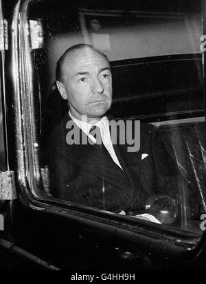 5 GIUGNO : in questo giorno nel 1963 John profumo si dimise come Segretario di Stato per la guerra dopo la sua relazione con la ragazza di chiamata Christine Keeler. UN FILE DI BIBLIOTECA DI JOHN PROFUMO CHE LASCIA LA SUA CASA A REGENT'S PARK, LONDRA Foto Stock