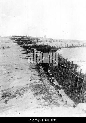 PA NEWS PHOTO 1915 UNA TRINCEA TEDESCA NELLA POLONIA OCCUPATA, VICINO A IVANGOROD , SUL FRONTE ORIENTALE DURANTE LA PRIMA GUERRA MONDIALE. 1915. 31/07/04: Quattro veterani della prima guerra mondiale si recheranno al Cenotaph di Londra per ricordare i 750,000 soldati britannici e del Commonwealth che hanno perso la vita durante un servizio per celebrare il 90° anniversario dello scoppio della prima guerra mondiale nel 1914. Foto Stock