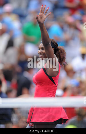 La statunitense Serena Williams reagisce dopo aver battuto la olandese Michaella Krajucek durante il quarto giorno degli US Open a Flushing Meadows, New York, USA. Foto Stock