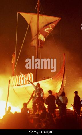 Una lunga barca vichinga viene bruciata a Calton Hill, Edimburgo, alla fine di una processione di fiaccolate lungo Princes Street, all'inizio del festival del fuoco di Edimburgo`s, per celebrare l'inizio delle celebrazioni di Hogmanay. * 1998 filer della biblioteca di una barca lunga vichinga che viene bruciata su Calton Hill, Edimburgo, alla fine di una processione di fiaccolate lungo Princes Street per segnare l'inizio delle celebrazioni di Hogmanay. Foto Stock