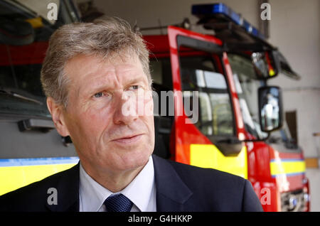 Il segretario alla giustizia Kenny MacAskill durante una visita alla stazione dei vigili del fuoco di Falkirk in Scozia, prima di un annuncio che delinea le ragioni per la creazione di servizi nazionali di polizia e antincendio, più tardi oggi. Foto Stock