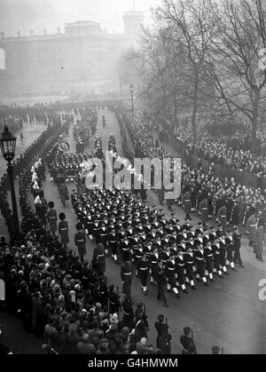 Il corteo funebre di Re Giorgio VI si sposta dalla Horse Guards Parade al Mall sulla strada per Paddington Station Borne su una carrozza da armi. Foto Stock