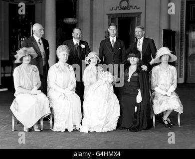 Il gruppo di Cristianesimo della Principessa Elisabetta. (L-R, in fila) il Duca di Connaught, il Re Giorgio V, il Duca di York e il Conte Strathmore. (L-R, prima fila) Lady Elphinstone, la Regina Maria, la Duchessa di York (in seguito la Regina Madre) con la Principessa Elisabetta, la Contessa di Strathmore e la Principessa Maria. Foto Stock