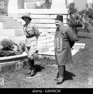 Il Principe di Galles (in seguito il Duca di Windsor) con il Re Fuad d'Egitto che cammina nei terreni del palazzo Abdim. Foto Stock