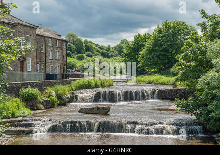 Il Cascades a Gayle, Wensleydale, nel Yorkshire Dales National Park, su Gayle Beck, vicino Hawes in Wensleydale Foto Stock