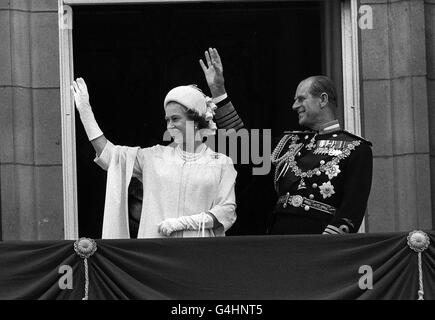 La regina Elisabetta II e il duca di Edimburgo si sventolano alla folla dal balcone di Buckingham Palace il giorno del Giubileo d'argento. Foto Stock