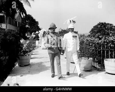 Il Duca di Connaught (a destra), figlio della Regina Vittoria, con il Governatore della Sierra Leone. Foto Stock