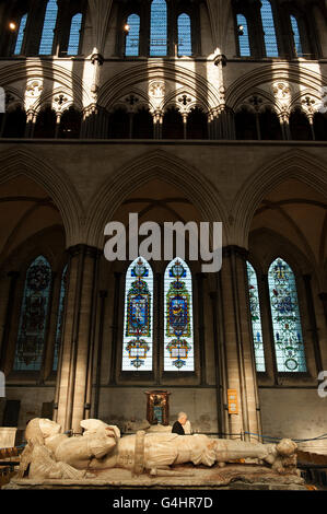 Le finestre di vetro macchiate e la tomba di un cavaliere della Cattedrale di Salisbury Foto Stock