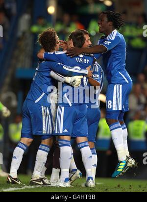 Calcio - Carling Cup - terzo turno - Chelsea v Fulham - Stamford Bridge. I giocatori di Chelsea festeggiano con il portiere Ross Turnbull dopo aver vinto le sanzioni Foto Stock