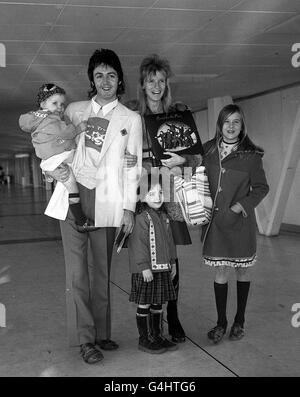 PAUL MCCARTNEY CON LA MOGLIE LINDA E I BAMBINI STELLA (IN CORSO DI TRASPORTO), MARY (CENTRO) E HEATHER ALL'AEROPORTO HEATHROW DI LONDRA PRIMA DI PARTIRE PER UNA VACANZA IN GIAMAICA Foto Stock