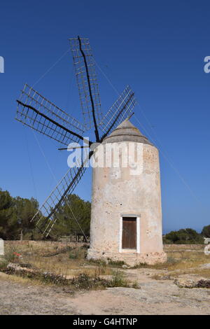 Moli Vell de La Mola, mulino a vento a Pilar de la Mola, Formentera, isole Baleari, Spagna Foto Stock