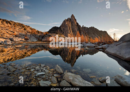 WASHINGTON - Picco Prusik riflettendo in Gnome Tarn nell incanto zona dei laghi del Alpine Lakes Wilderness. Foto Stock