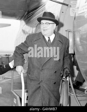 Paul-Henri Spaak, ministro degli Esteri belga, arriva all'aeroporto di Londra. M. Spaak è a Londra per un incontro con il primo ministro britannico Harold MacMillan. Foto Stock