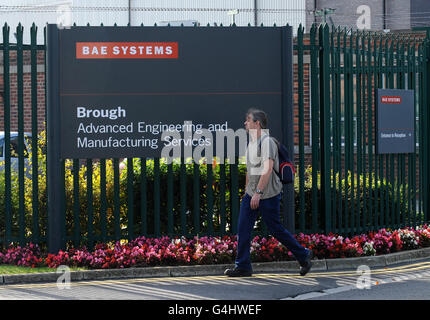 Un lavoratore lascia lo stabilimento di BAE Systems a Brough, Hull, mentre l'azienda ha annunciato tagli di posti di lavoro nei siti di tutto il paese. Il gigante della difesa ha confermato oggi che sta tagliando quasi 3,000 posti di lavoro in siti in tutto il paese, soprattutto nella sua divisione di aeromobili militari. Foto Stock