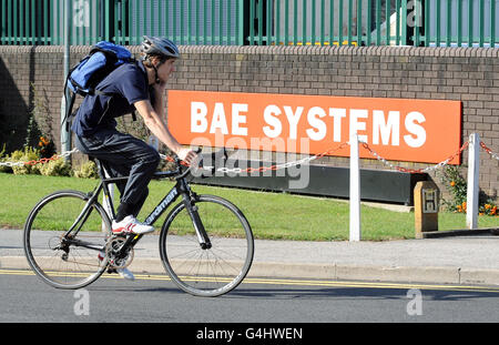 I lavoratori lasciano lo stabilimento di BAE Systems a Brough, Hull, mentre l'azienda ha annunciato tagli di posti di lavoro nei siti di tutto il paese. Il gigante della difesa ha confermato oggi che sta tagliando quasi 3,000 posti di lavoro in siti in tutto il paese, soprattutto nella sua divisione di aeromobili militari. Foto Stock