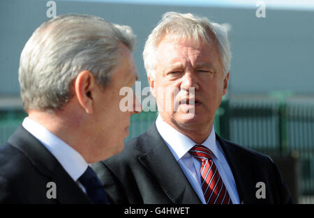 MPS Alan Johnson e David Davis (a destra) parlano con i media fuori dall'ingresso presso lo stabilimento di BAE Systems a Brough, Hull, mentre l'azienda ha annunciato tagli di lavoro in siti in tutto il paese. Il gigante della difesa ha confermato oggi che sta tagliando quasi 3,000 posti di lavoro nei siti di tutto il paese, principalmente nella sua divisione di aerei militari. Foto Stock