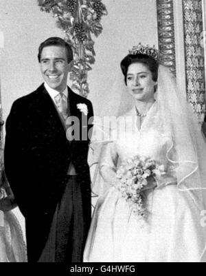 La principessa Margaret e Antony Armstrong-Jones a Buckingham Palace dopo la cerimonia di matrimonio all'Abbazia di Westminster a Londra. Foto Stock