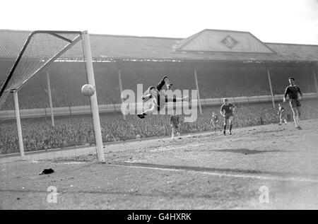 Calcio - fa Cup - Semifinale - Chelsea / Liverpool - Villa Park. Peter Bonetti, portiere del Chelsea, salta in volo, guardato dal compagno di squadra Eddie McCreadie. Foto Stock