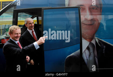 Taoiseach Enda Kenny (a sinistra) e il candidato presidenziale di fine Gael Gay Mitchell al Museo della Scienza di Dublino per il lancio ufficiale della campagna presidenziale fine Gael. Foto Stock