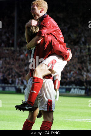 David Beckham (7) in Inghilterra festeggia con il compagno di squadra Paul Scholes dopo che Scholes ha segnato il secondo dei suoi tre gol contro la Polonia durante la partita di qualificazione Euro 2000 a Wembley. Foto Stock