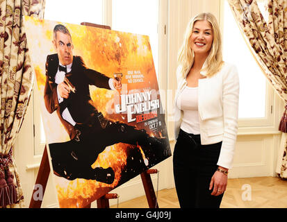 Rosamund Pike a photocall per promuovere il nuovo film Johnny English Reborn al Mandarin Oriental Hotel di Londra. Foto Stock