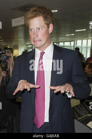 Prince Harry nel reparto Trading Floor durante il settimo giorno annuale del Charity Trading Day del partner BGC, presso Churchill Place a Canary Wharf, a est di Londra. Foto Stock