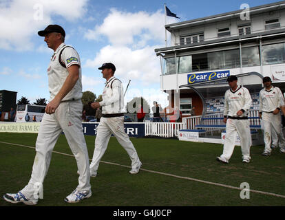 Cricket - Liverpool Victoria County Championship - Divisione uno Somerset / Lancashire - giorno uno - The County Ground. Il capitano del Lancashire Glen Chapple guida la sua squadra fuori durante il campionato della contea di LV, partita di Divisione uno al terreno della contea di Taunton. Foto Stock