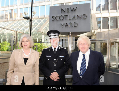 Il nuovo commissario metropolitano della polizia Bernard Hogan-Howe (centro) è in piedi con il segretario di casa Theresa May e il sindaco di Londra Boris Johnson fuori New Scotland Yard, Londra. Foto Stock