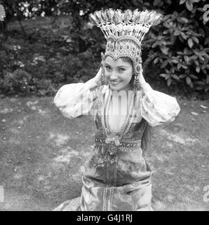 L'attrice Jane Seymour, al Savoy Hotel di Londra, indossa il costume dell'alta Priestess Solitaire come co-star di Roger Moore nel nuovo film di James Bond "Live and Let Die". Foto Stock