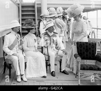 A bordo di RMS Medina, la regina Maria parla con il duca di Teck (in seguito il duca di Cambridge), la duchessa del Devonshire e il marchese di Crewe durante il viaggio verso il Durbar di Delhi. Foto Stock