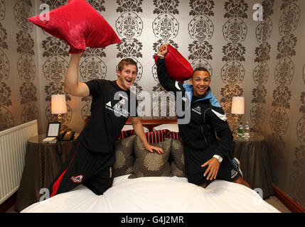 Il giocatore di Edimburgo Mark Robertson (a sinistra) e il giocatore dei Glasgow Warriors Dave McCall all'interno dell'Hotel Du Vin di Glasgow. Foto Stock