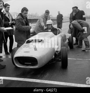 Corse automobilistiche - Chris Lawrence. Driver e meccanico di Motor Racing Chris Lawrence, al volante della vettura sperimentale a due posti Deep Sanderson 105. Foto Stock