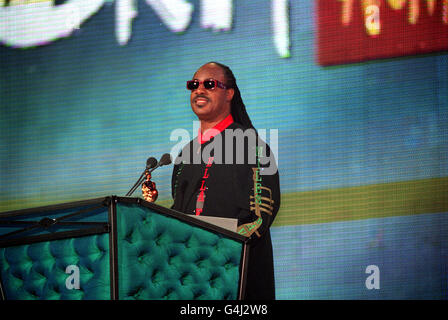 L'American Singer/songwriter Stevie Wonder presenta un premio durante i Brit Awards, presso la London Arena. Foto Stock