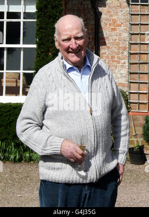 L'ex allenatore Donald 'Ginger' McCain durante una fotografia Homecoming per il vincitore Grand National Ballabriggs presso le scuderie di Malpas, Cheshire, STAMPA ASSOCIATIOIN foto. Data foto: Domenica 10 aprile 2011. La vittoria è stata il primo allenatore Donald McCain Jnr in gara. Suo padre Donald 'Ginger' McCain addestrò due cavalli a quattro vittorie nazionali, Red Rum 3 volte e Amberleigh House nel 2004. Il credito fotografico deve essere: Dave Thompson/PA Wire Foto Stock