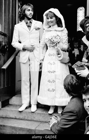Lulu e Maurice Gibb - giorno di nozze - Gerrards Cross, Buckinghamshire - 1969 Foto Stock