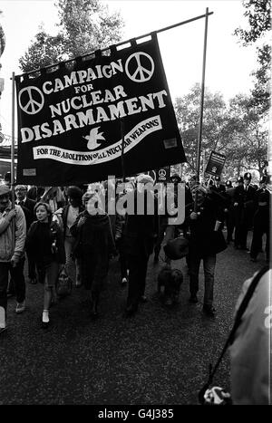 L'ex leader del Partito laburista Michael Foot (al centro) con sua moglie JillCraigie (a sinistra) quando hanno guidato la manifestazione di massa CND a Londra. La marcia prevedeva il numero 200,000, con la speculazione che i missili US Cruise arrivassero presto in Gran Bretagna. Foto Stock