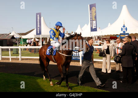 Jockey Darryll Holland su Storming Bernard nel recinto dei vincitori dopo la vittoria nel British Stallion tacchetti a sostegno del British Racing E.B.F. Frittelle per principianti Foto Stock