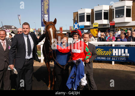 Corse di cavalli - William Hill Ayr Gold Cup Festival - Day One - Ippodromo di Ayr. Jockey Daniel Tudhop con Farang Kondiew nella recinzione dei vincitori dopo la vittoria nella Fly Ryanair Maiden Auction Stakes Foto Stock