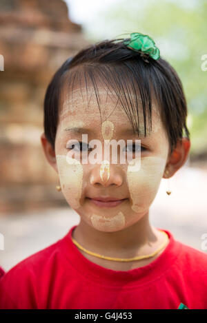 Ragazza giovane con thanaka incollare sul suo viso, Old Bagan zona archeologica, Mandalay Regione, Myanmar Foto Stock