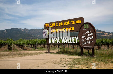 Napa Valley segno con vigneto e colline oltre. Foto Stock