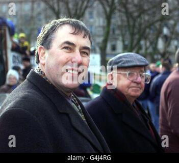 Mitchell McLaughlin, presidente del Sinn fein, è stato il principale oratore di un raduno repubblicano a Belfast a sostegno dell'accordo del Venerdì Santo. È visto qui con Joe Cahill, ex capo del personale dell'IRA. Foto Stock