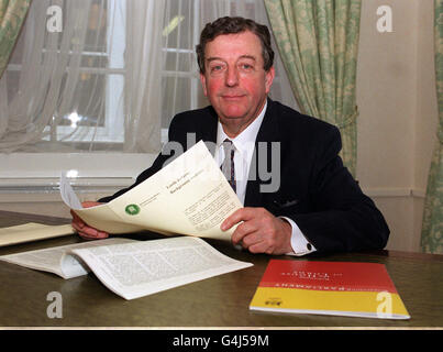 Il presidente della Commissione reclami stampa Lord Wakeham, durante una fotocellula a Londra dove la Commissione reale sulla riforma della Camera dei Lord ha tenuto oggi il suo primo incontro. Foto Stock