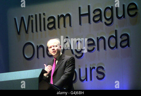 Il leader conservatore William Hague si rivolge alla conferenza del Forum conservatore di primavera, presso l'Hexagon Center, a Reading, nel Berkshire. Foto Stock