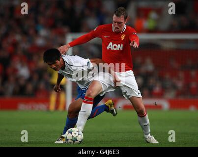 Calcio - UEFA Champions League - Gruppo C - Manchester United / FC Basilea - Old Trafford. Phil Jones (a destra) del Manchester United e Kwang Ryang Pak di Basilea (a sinistra) lottano per la palla Foto Stock