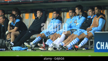 Calcio - UEFA Champions League - Gruppo A - Bayern Monaco di Baviera / Manchester City - Allianz Arena. Carlos Tevez (centro) di Manchester City si siede sulla panchina abbattuto Foto Stock