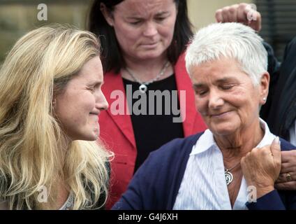 Jean Leadbeater, la madre del deputato laburista Jo Cox, con la figlia Kim Leadbeater (a sinistra), mentre visitavano i tributi floreali a Birstall, West Yorkshire, come l'uomo accusato del suo omicidio ha dato il suo nome di 'morte ai traditori, libertà per la Gran Bretagna' durante la sua prima apparizione in tribunale. Foto Stock