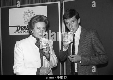 Pattinaggio su ghiaccio Betty Callaway (l), pullman per Jayne Torvill e Christopher Dean (non illustrato), Con l'atleta Seb Coe (r) goditi una bevanda a base di glucosio a Londra dove la British Association of National Coaches e il loro sponsor Dextrosol Glucose compresse hanno annunciato il lancio del BANC Dextrosol Coach of the Year Award 1985-86. Foto Stock