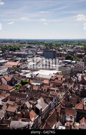 Spettacolare vista panoramica dalla cattedrale di York Minster la torre centrale della città e le sue strade strette - York, North Yorkshire, GB. Foto Stock