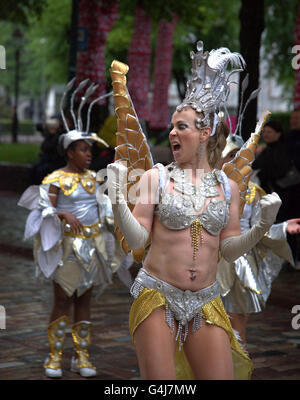 Ballerino in pioggia durante la processione di Samba al XXVI Helsinki Samba Carnaval Foto Stock