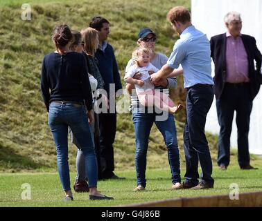 Il principe Harry (destra) con Zara Tindall e sua figlia Mia grazia dopo una carità polo corrispondono a Beaufort Polo Club a Tetbury, nel Gloucestershire. Foto Stock